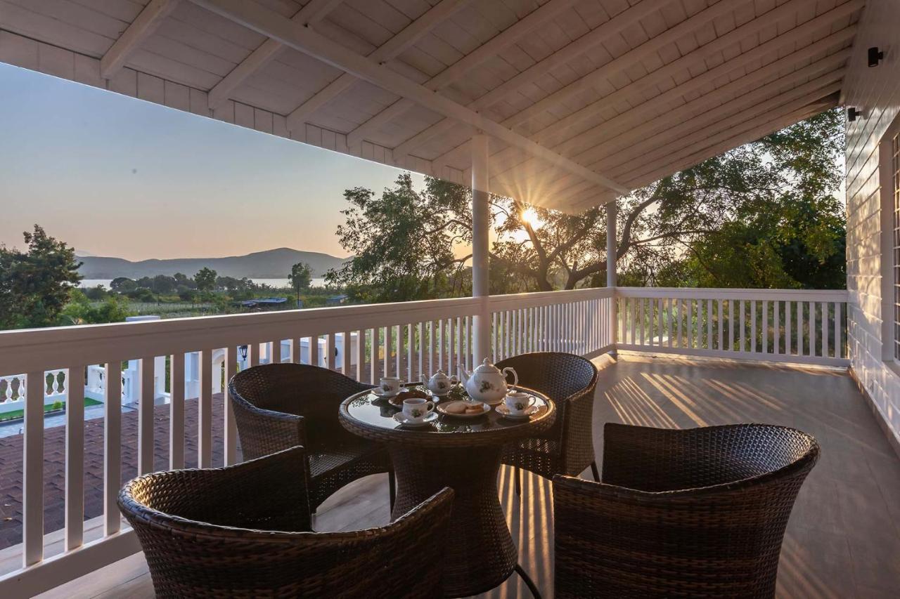 Stayvista'S Lake La Vie - Tranquil Lake-View Villa Amidst Farmland With Pool And Poolside Gazebo - Proximity To Sula Nashik Ngoại thất bức ảnh