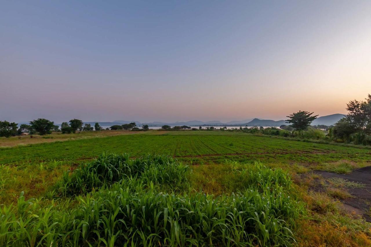 Stayvista'S Lake La Vie - Tranquil Lake-View Villa Amidst Farmland With Pool And Poolside Gazebo - Proximity To Sula Nashik Ngoại thất bức ảnh