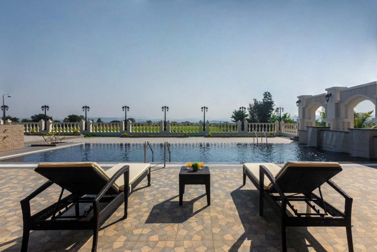 Stayvista'S Lake La Vie - Tranquil Lake-View Villa Amidst Farmland With Pool And Poolside Gazebo - Proximity To Sula Nashik Ngoại thất bức ảnh